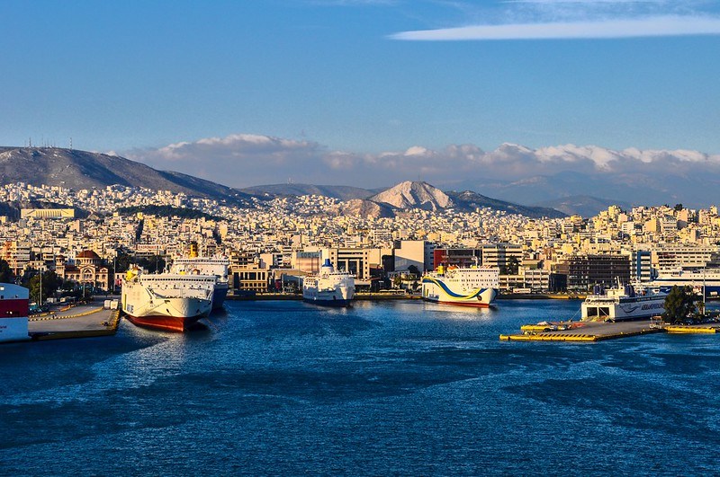 ferries from piraeus port to santorini