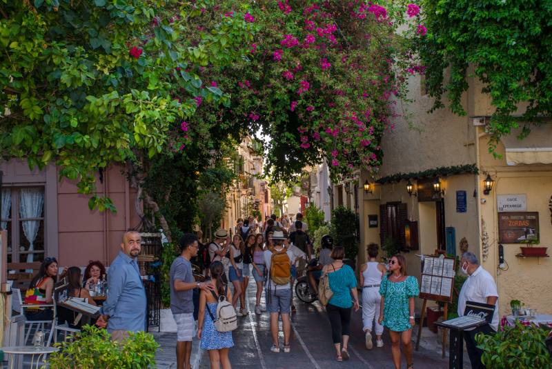 hotels close to plaka district