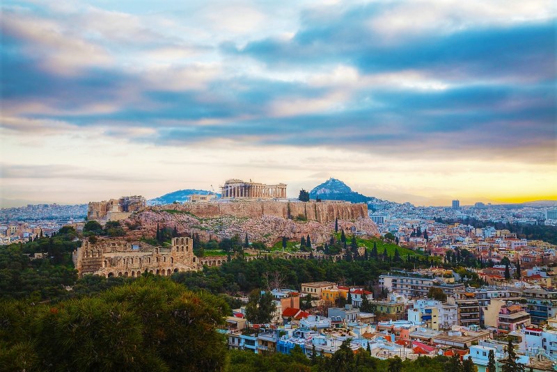 where to stay close to acropolis